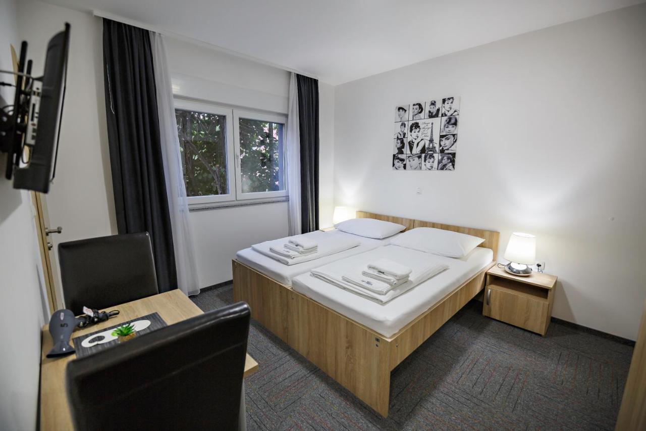 Mali Pariz Hostel *